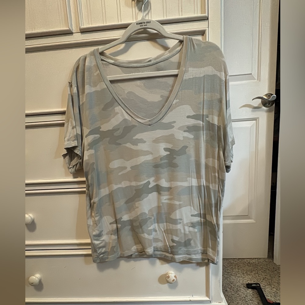 American Eagle Outfitters Gray Camouflage V-Neck Tee